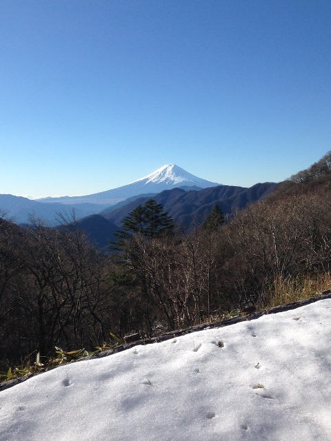 11月27日大峠と雁ヶ腹摺山に積雪確認!(2015.11.27)