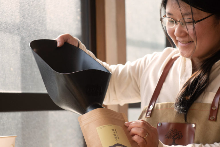 店主であり焙煎士の石崎純子さん。女性ならではの柔らかい感性で心を込めて焙煎しています。