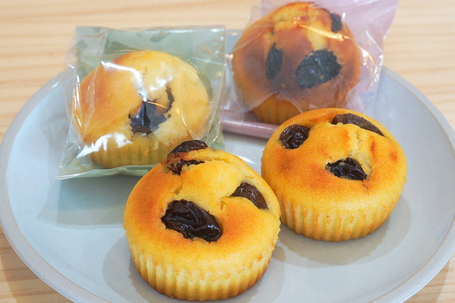 甲州市のぶどう園から仕入れた「黒ぶどう」と「シャインマスカット」の大粒レーズン入り