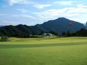 13番グリーンよりクラブハウスをのぞむ