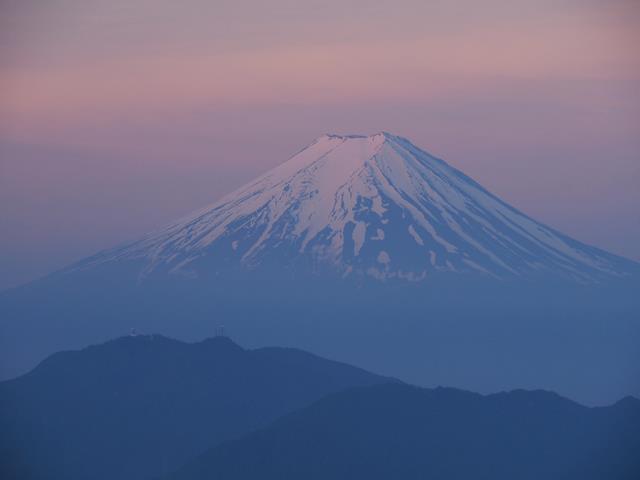 大蔵高丸からの日の出前の富士山の様子
