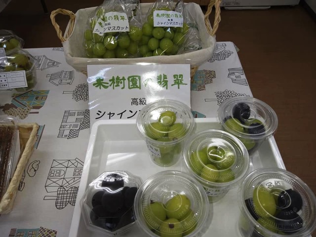 山梨県産のフルーツも豊富に