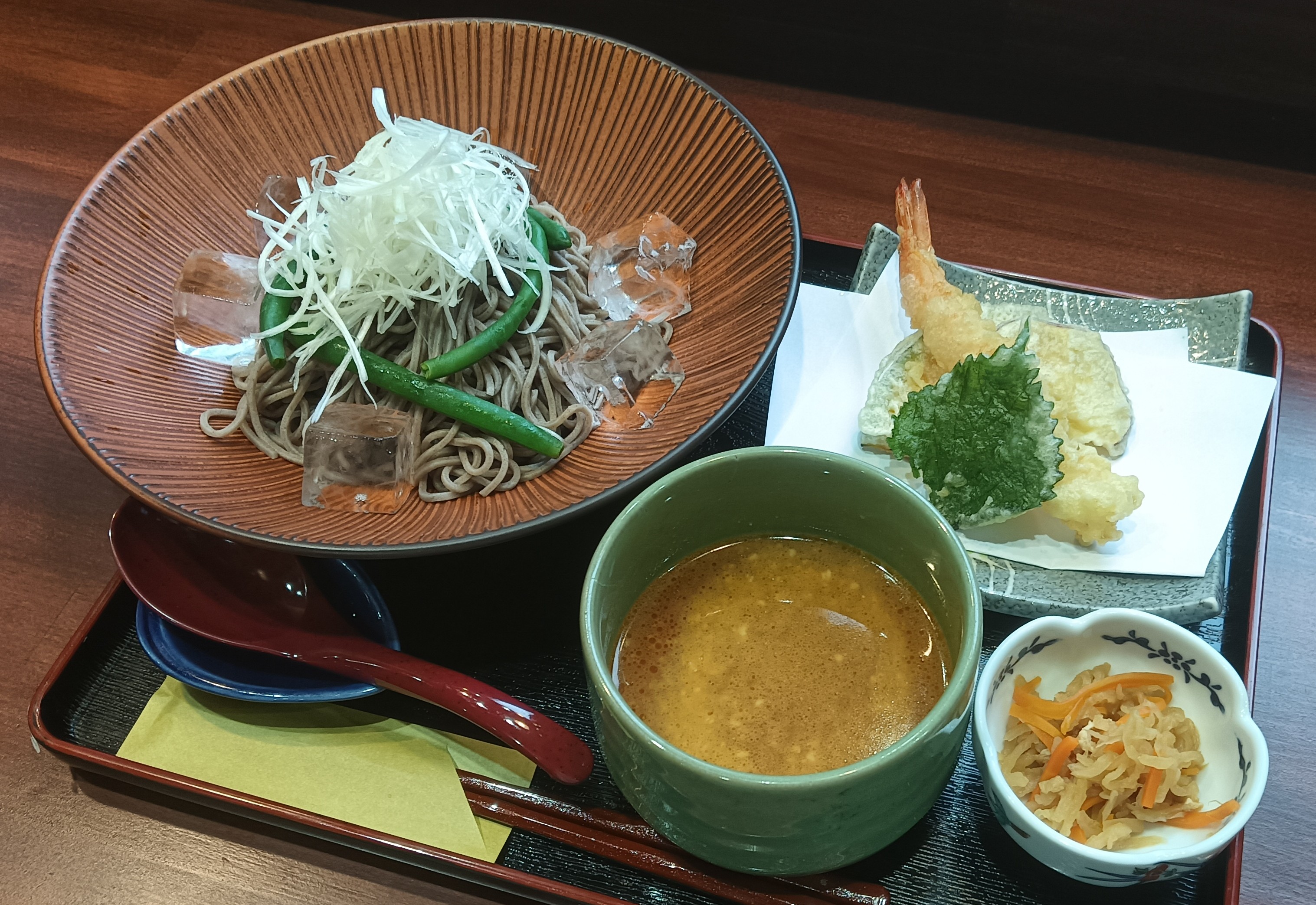 つけ汁を飲み干したくなる美味しさ！天ぷら担々そば