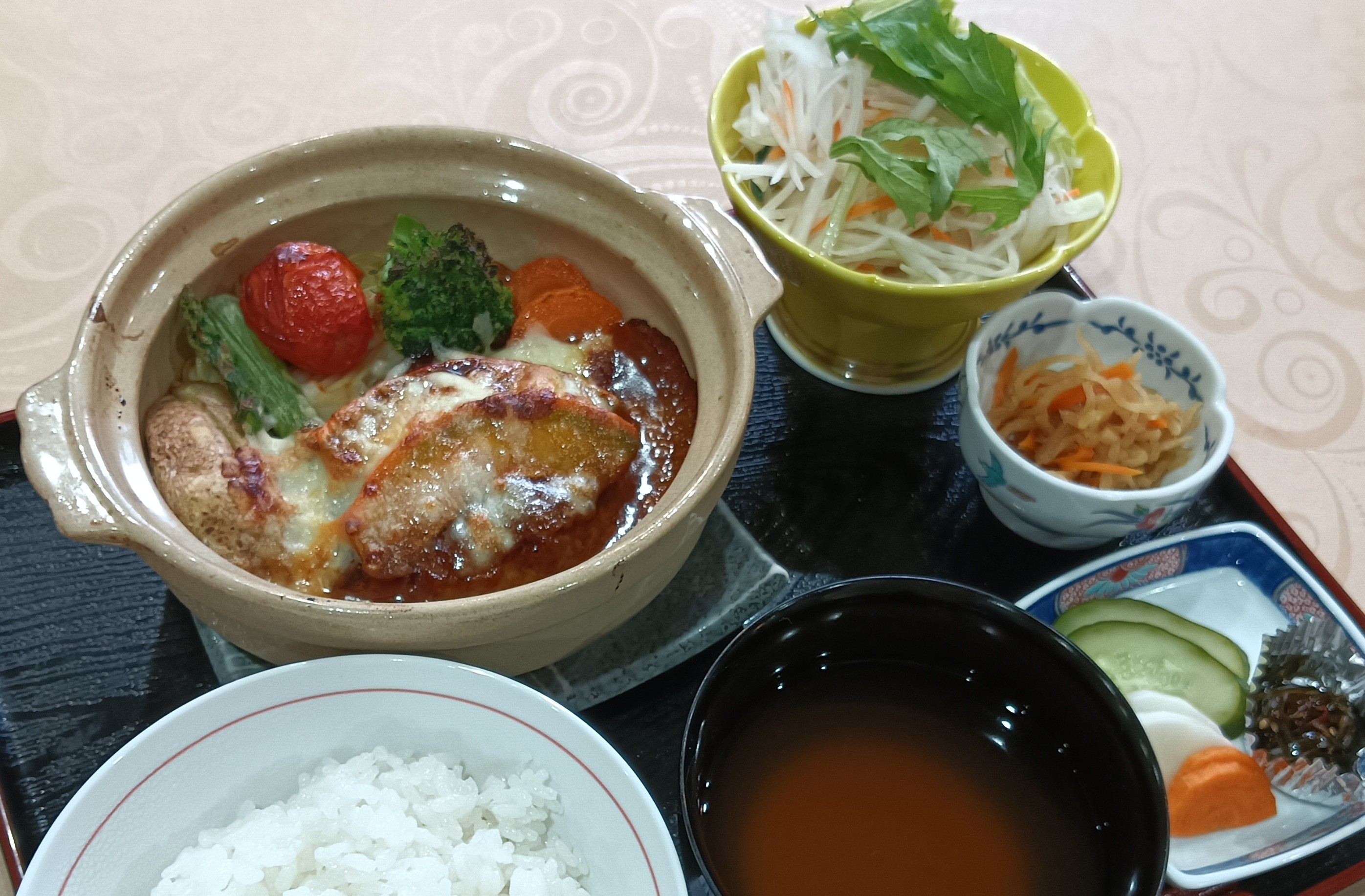 丁寧に手作りした煮込みハンバーグ