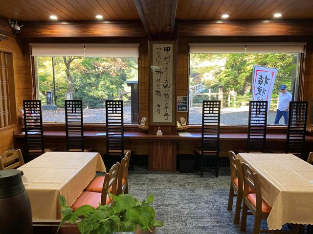 店内から猿橋が眺められます