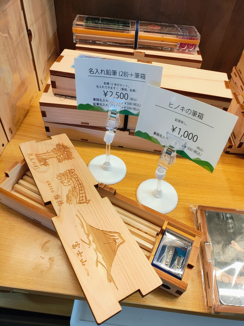 筆箱や鉛筆にはオリジナルの絵柄や名前を刻印してもらえるので、入学祝いなどにピッタリ