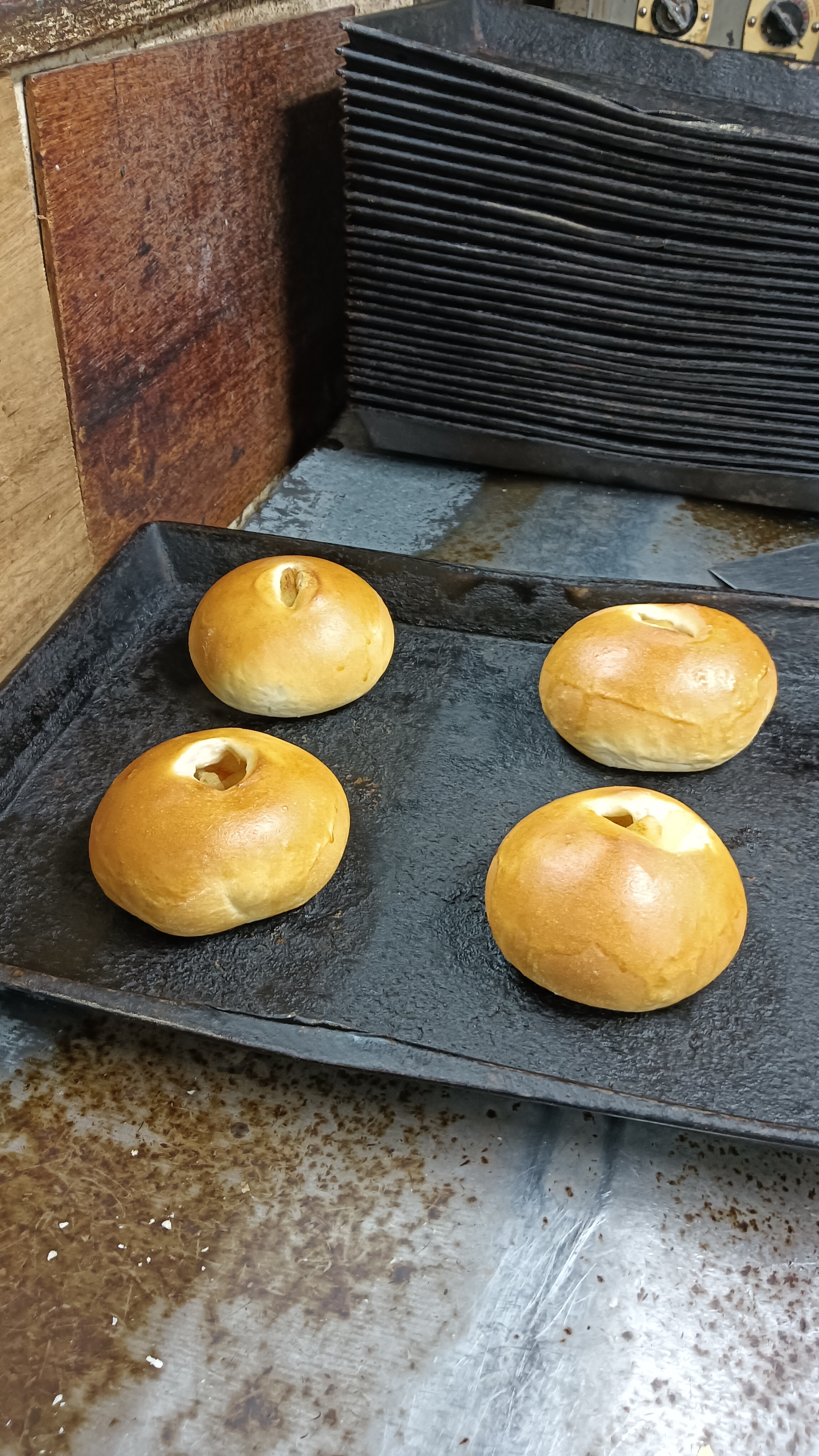 焼きたてパンは最高のごちそう！（写真のパンはシナモンアップル）