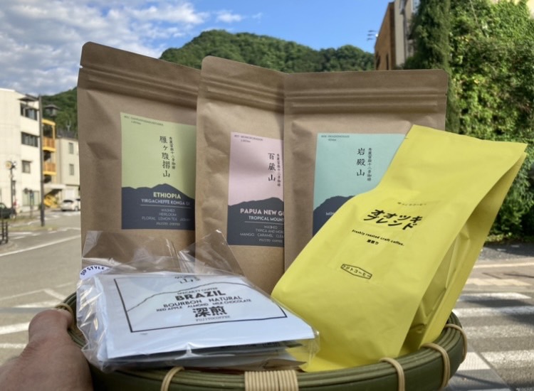 ◎富嶽十二景珈琲 大月市が選定する秀麗富嶽十二景からインスピレーションを受けたコーヒーのシリーズです。 品質・味ともにクオリティの高い生豆を、その味わいが存分に楽しめる焙煎度合いで仕上げています。